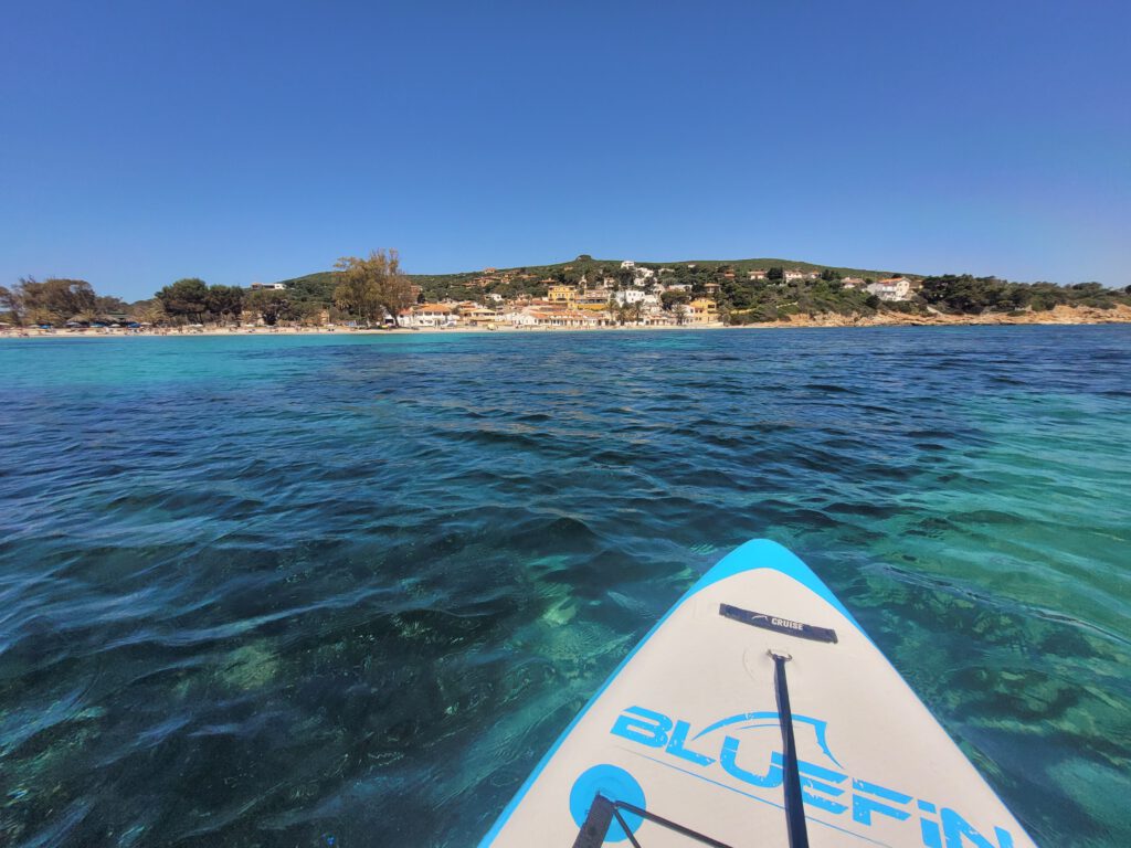 Vanlife auf Sardinien: mit dem SUP in der Bucht von Maladroxia