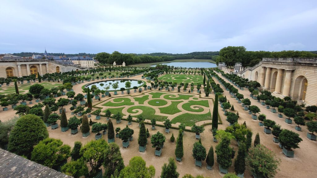 Blick auf die Orangerie im Schlosspark Versaille, Frankreich