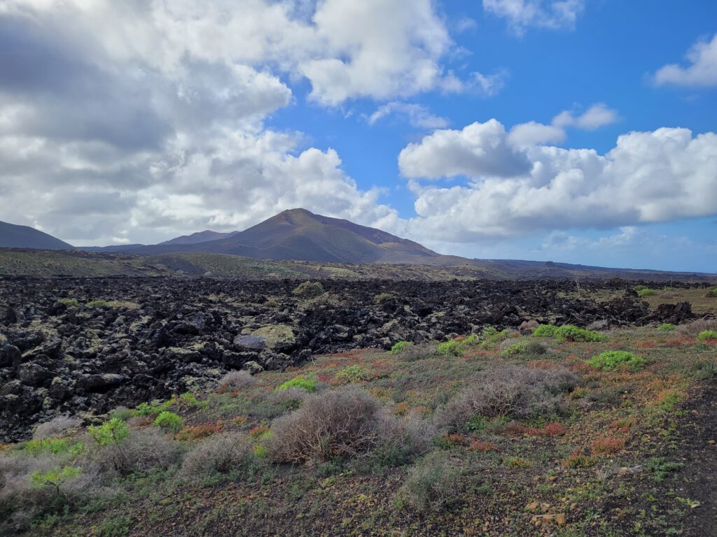 Typischer Anblick auf den Kanaren: ein erloschener Vulkan