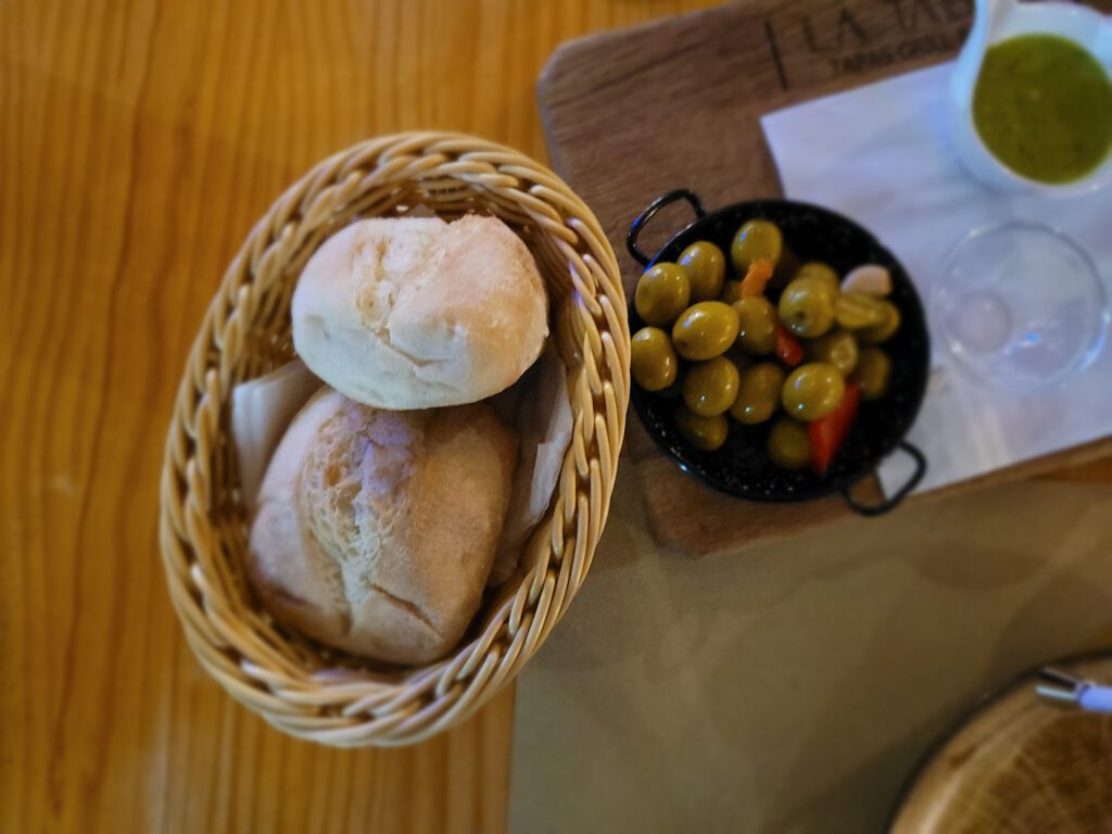 Brot und Gemischte Oliven im Resturant La Tabla