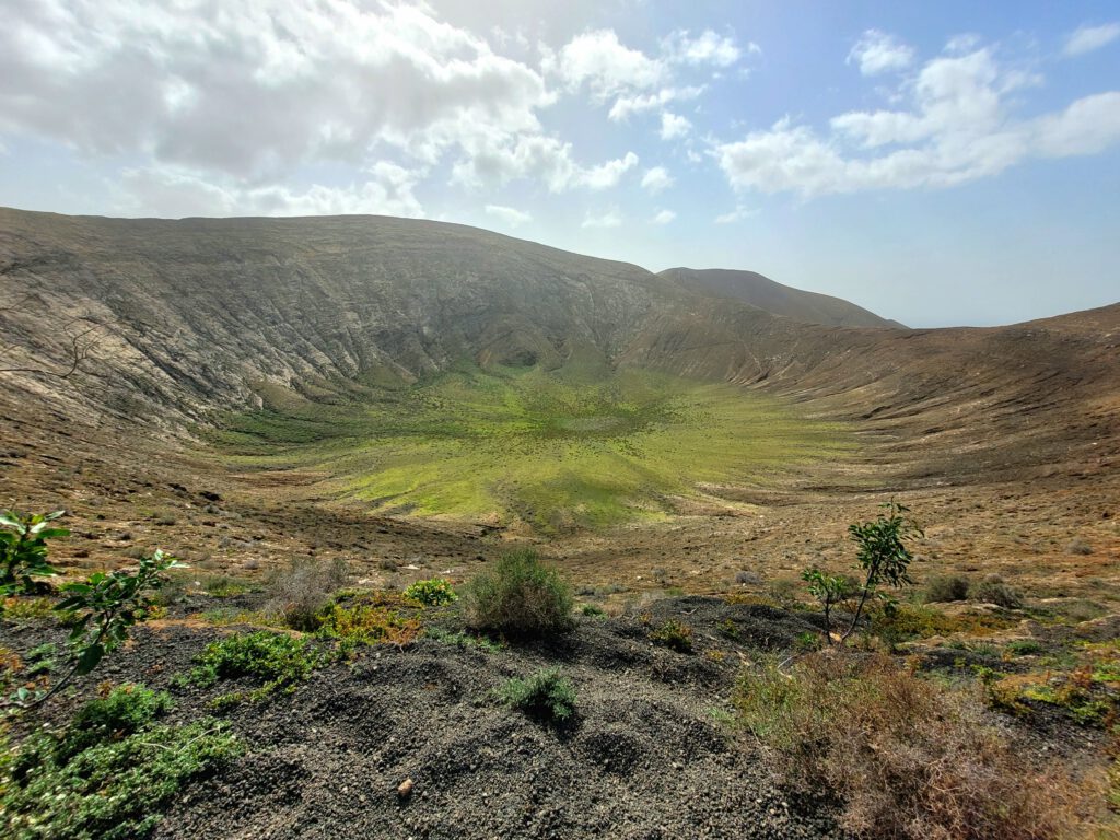 Bewachsener Krater des erloschenen Vulkans Caldera Blanca