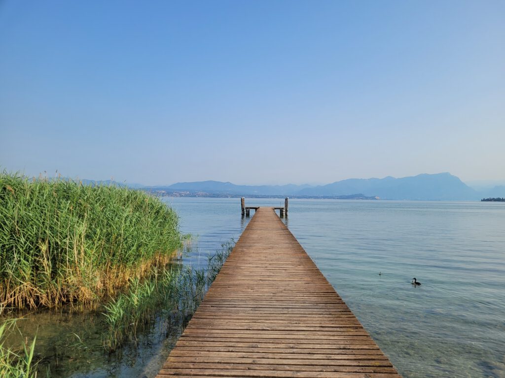 Vanlife in Italien: Blick  auf den Gardasee, nahe unseres Stellplatzes in Sirmione