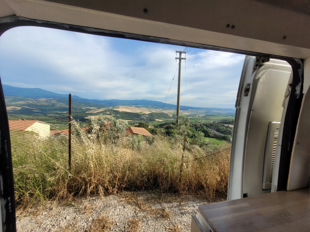 Vanlife in Italien: Blick aus dem Wohnmobil auf dem Stellplatz in der Toskana