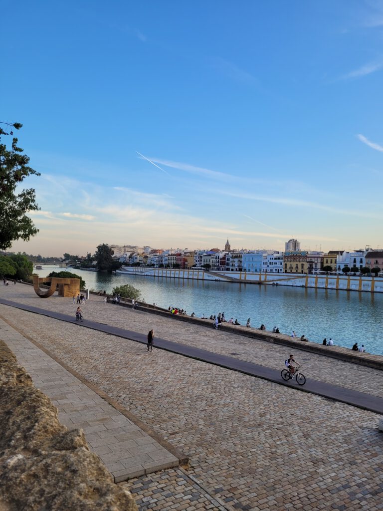 Blick auf das Triana Viertel und den Fluss Guadalquivir 