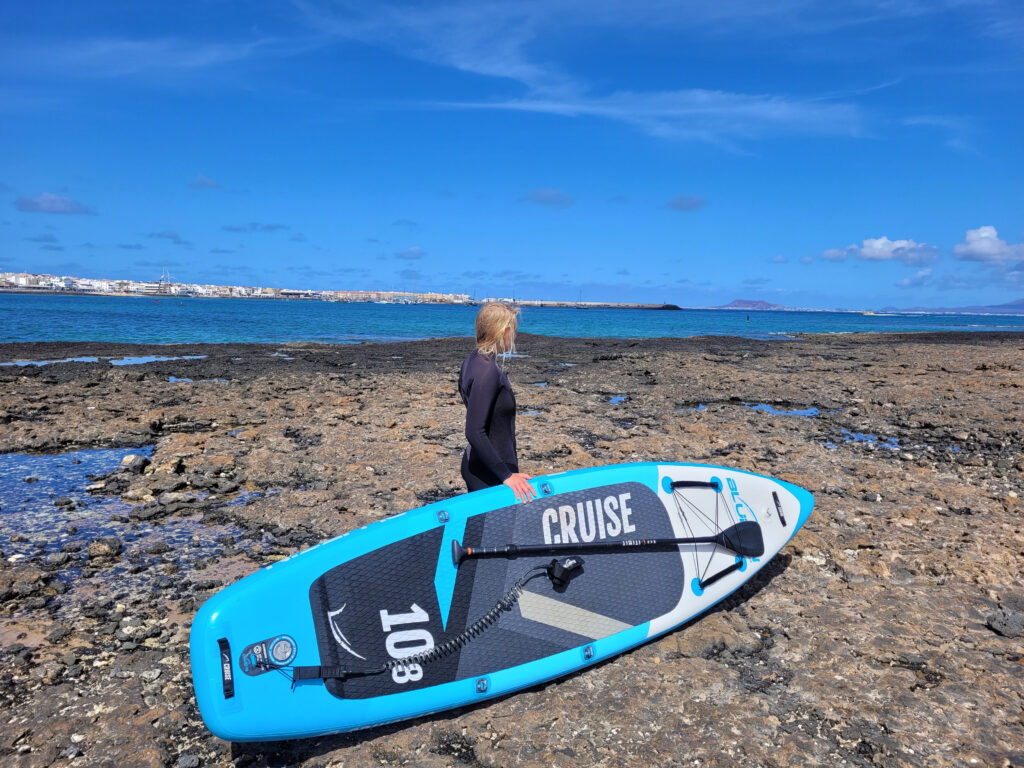Sophie und ihr BlueFin SUP Board in Corralejo, Fuerteventura