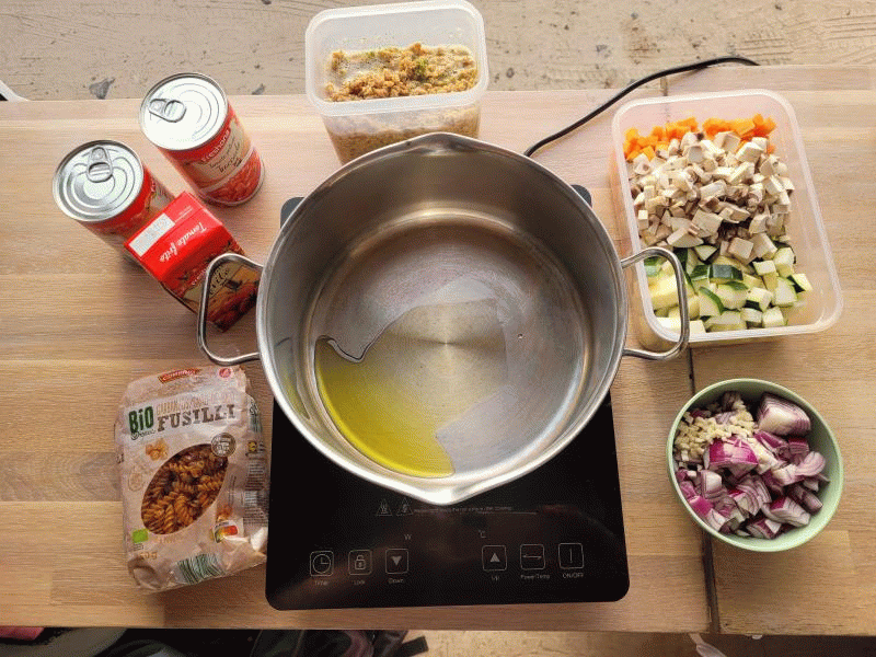 Zubereitung der Veganen Camping Onepot Bolognese