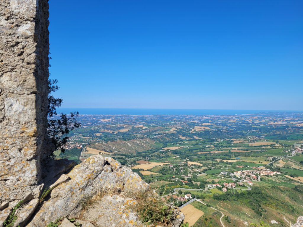 Blick vom Torre Cesta auf das Umland von San Marino und Italien