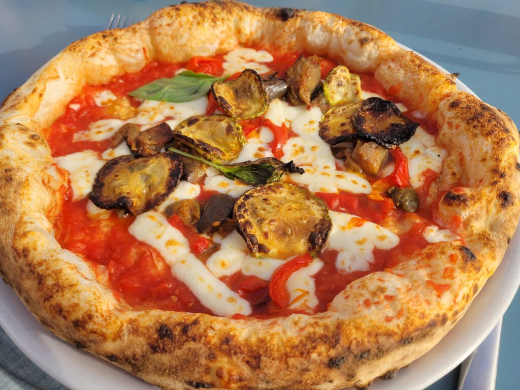 Pizza Parmigiana in der Pizzeria Teperino 