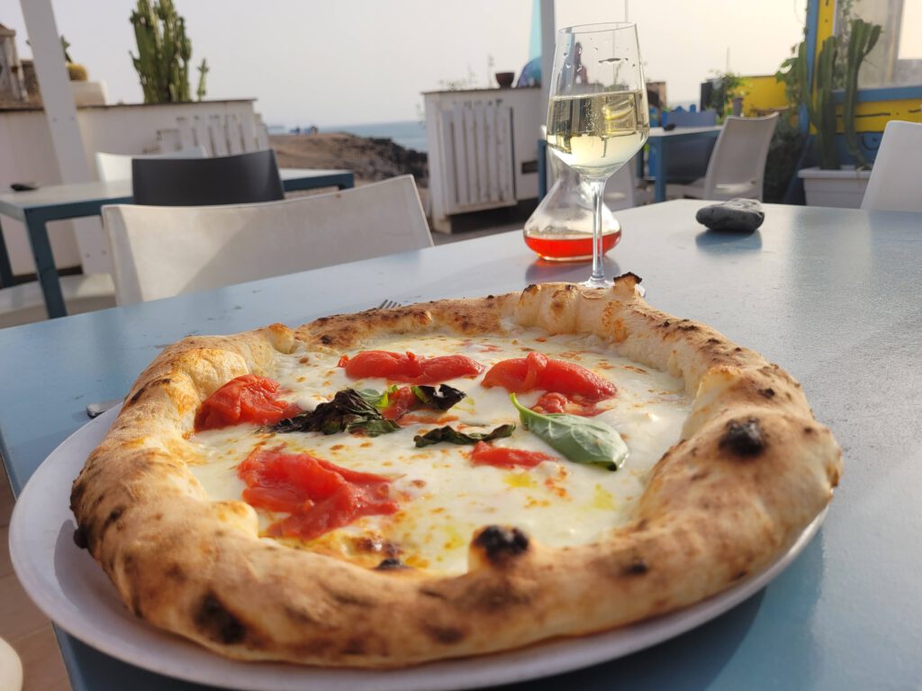 Pizza und Wein in der Pizzaria Teperino