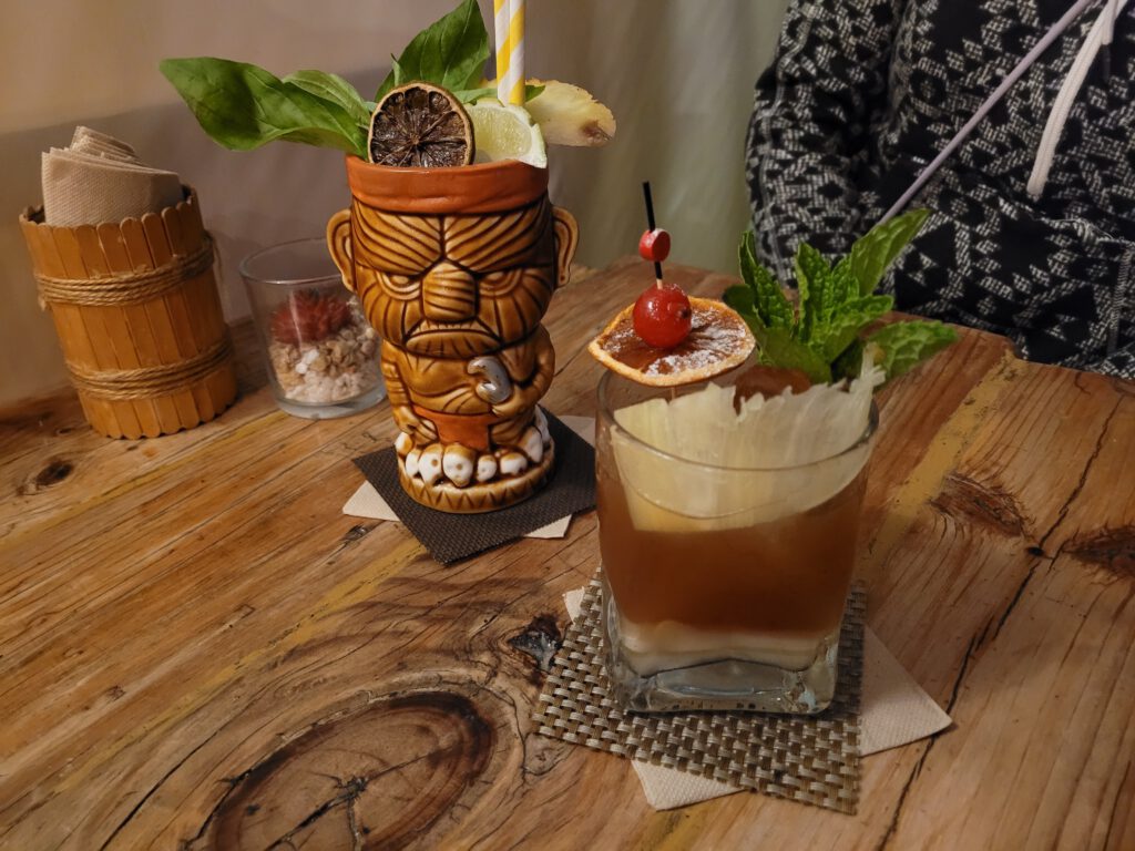 Cocktails in der Bar Los Monos Sabios