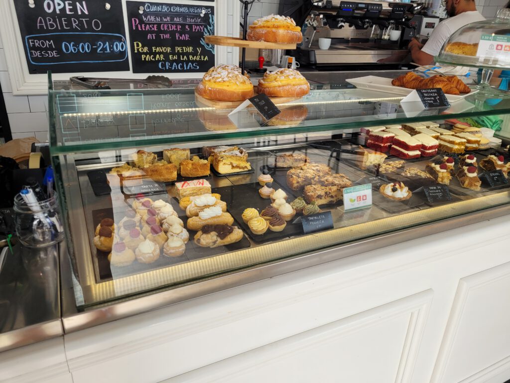 Kuchen und Törtchen in der Auslage des Blue Corral Café